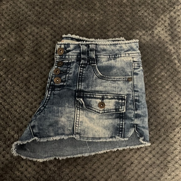 Size 3 Jean shorts . - Picture 4 of 4